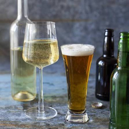 Vinglas, ölglas och flaskor på en stenplatta